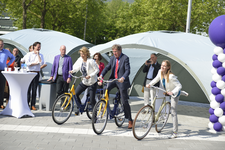 824719 Afbeelding van de officiële opening van de nieuwe fietsenstalling op het Jaarbeursplein te Utrecht, met ...